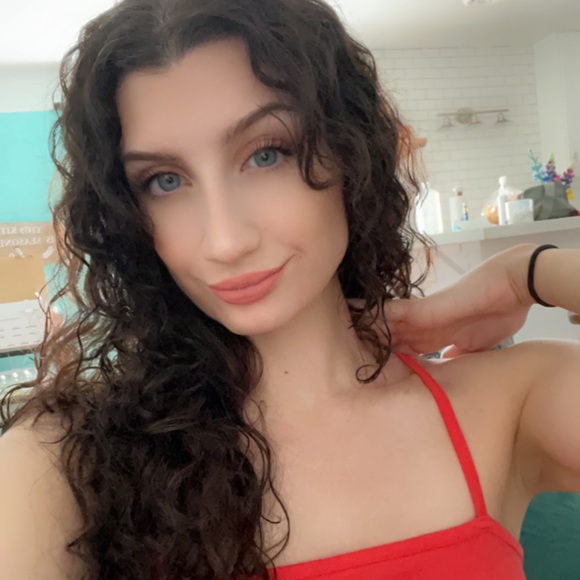 Profile Picture of Emily Loucas (@emilyloucas) on Poshmark