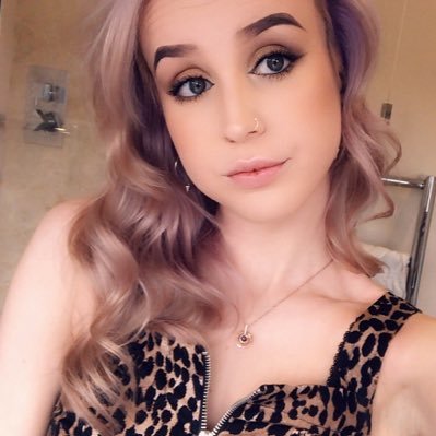 Profile Picture of Courtney (@courtneyleee) on Twitter