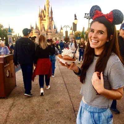 Profile Picture of Julia Watson (@julessing21) on Twitter