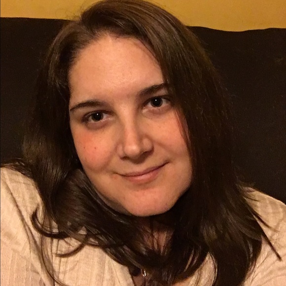 Profile Picture of Lisa Willette (@lisaw1611) on Poshmark