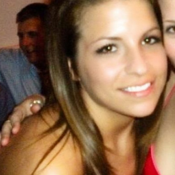 Profile Picture of Elise Perron (@ekperron423) on Poshmark