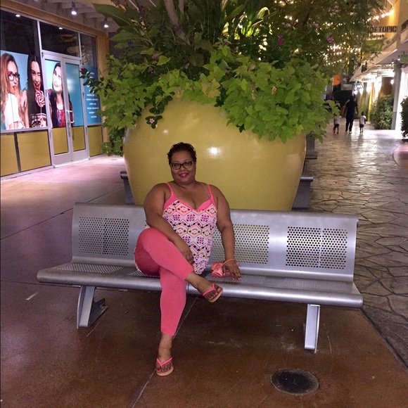 Profile Picture of Bianca Santiago (@biancasulay) on Poshmark