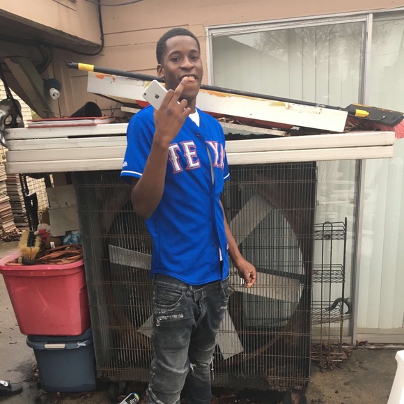 Profile Picture of Darryl Lopez (@tg3dlo) on Poshmark