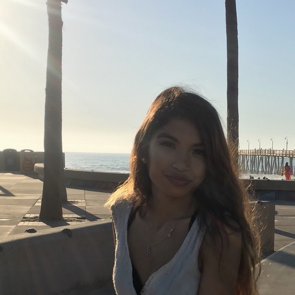 Profile Picture of Danielle Wolfe (@dwolfe23) on Poshmark