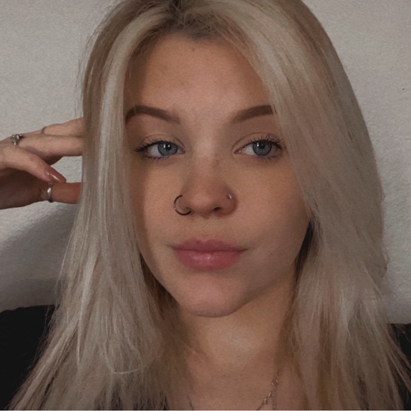 Profile Picture of Angela Piacente (@angelapiacente) on Poshmark