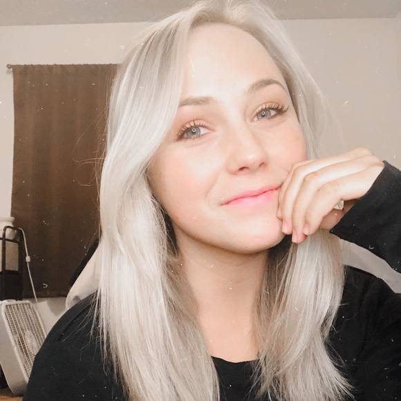 Profile Picture of Emily Curington (@emily_curington) on Poshmark