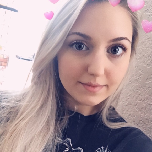 Profile Picture of De'anna Cupeto (@dcupeto) on Poshmark