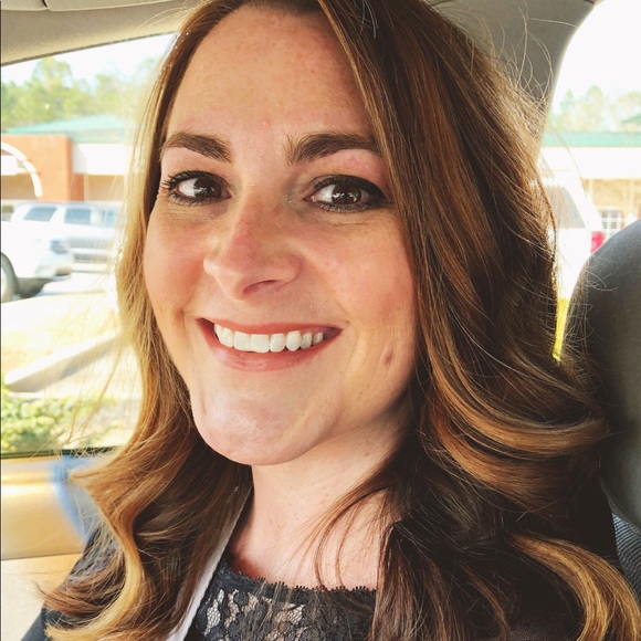 Profile Picture of Lori Whitaker (@lorihwhit) on Poshmark