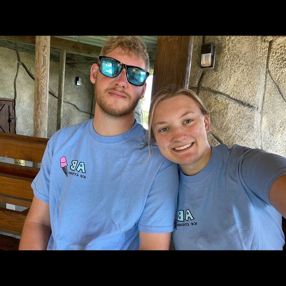 Profile Picture of Laura Lintner (@lauralintner13) on Poshmark