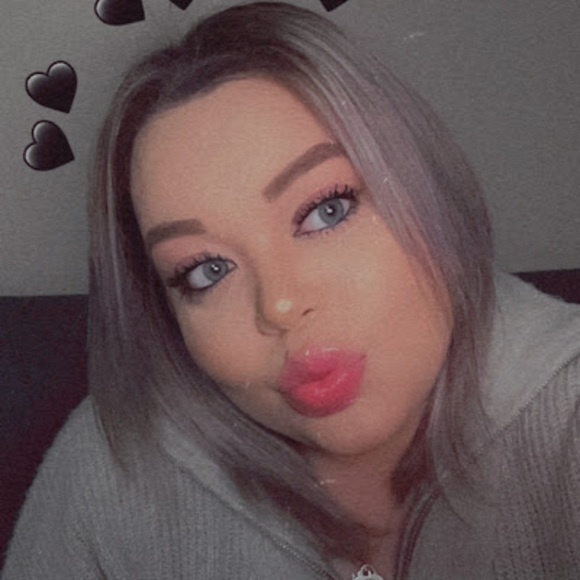 Profile Picture of Madisyn Enix (@justbuckit999) on Poshmark