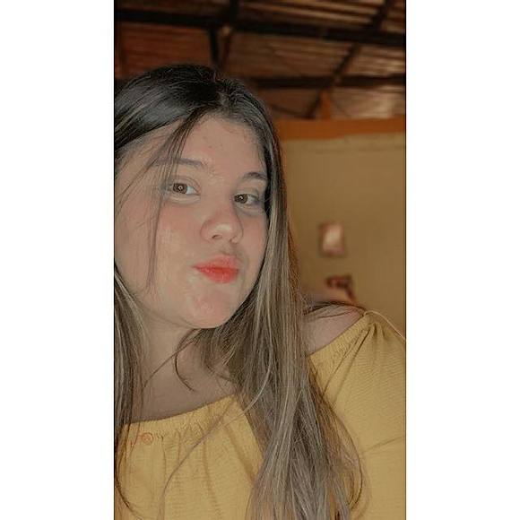 Profile Picture of Leslie Vives (@vivesleslie) on Poshmark