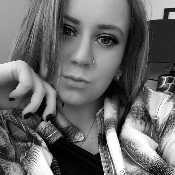 Profile Picture of Sammi Boross (@sammiboross) on Poshmark