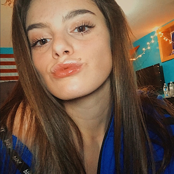 Profile Picture of Kylie Berkemeyer (@kylieberkemeyer) on Poshmark