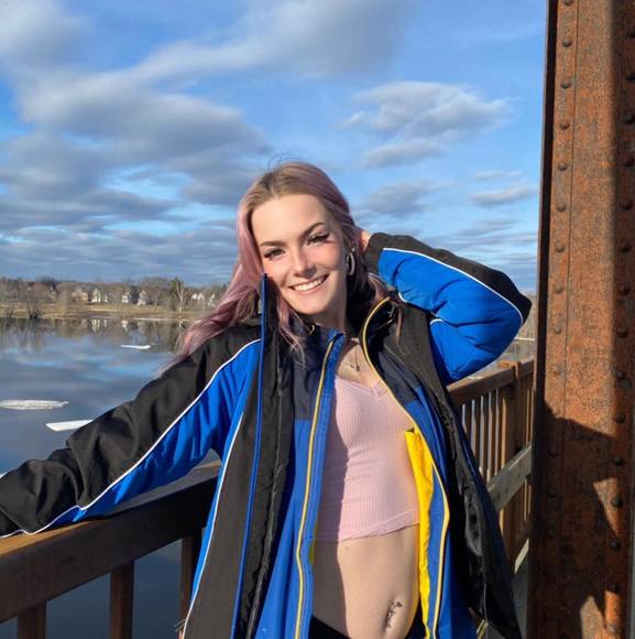 Profile Picture of Abbey Walsh (@abbeywalsh413) on Poshmark