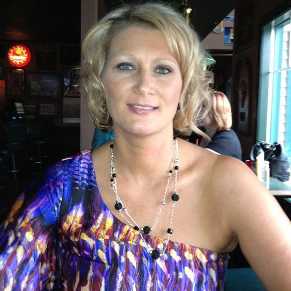 Profile Picture of Angi Rantala (@angimbowers) on Poshmark