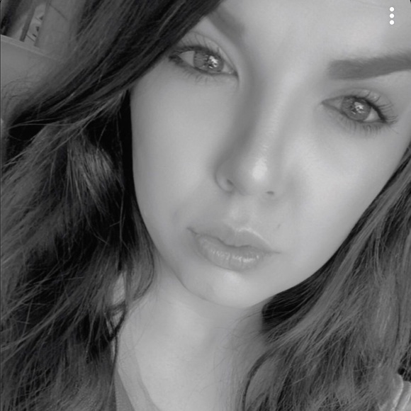 Profile Picture of Katie Banks (@katiebanks585) on Poshmark