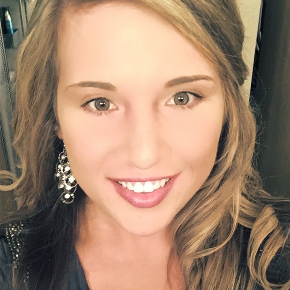 Profile Picture of Trisha Raguse (@trishalou26) on Poshmark