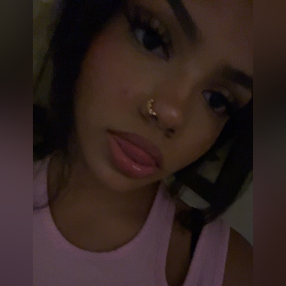 Profile Picture of Ensleigh Heard (@karsynensleigh) on Poshmark