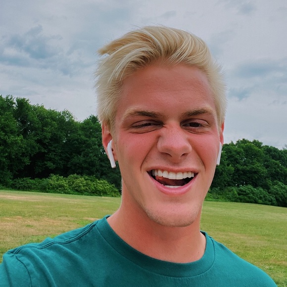 Profile Picture of Matt Hanifan (@matthanifan) on Poshmark