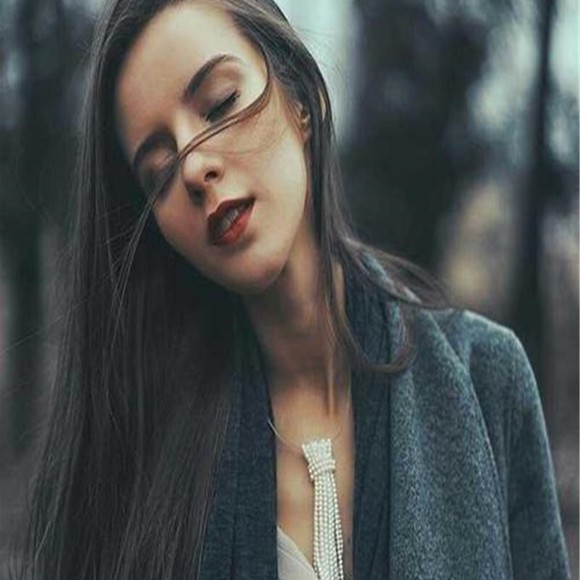 Profile Picture of Alice Hunt (@zoio354) on Poshmark