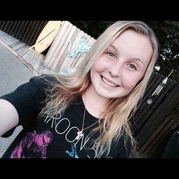 Profile Picture of Elisabeth Linsinbigler (@elisabethdenise) on Poshmark