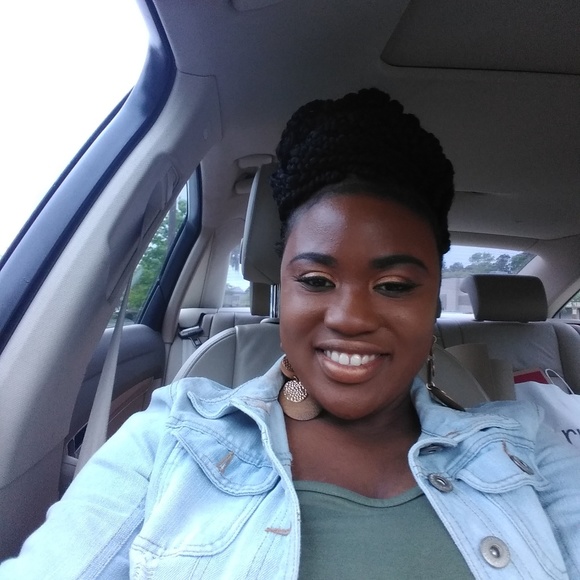 Profile Picture of Crystal Powell (@cpowell201212) on Poshmark