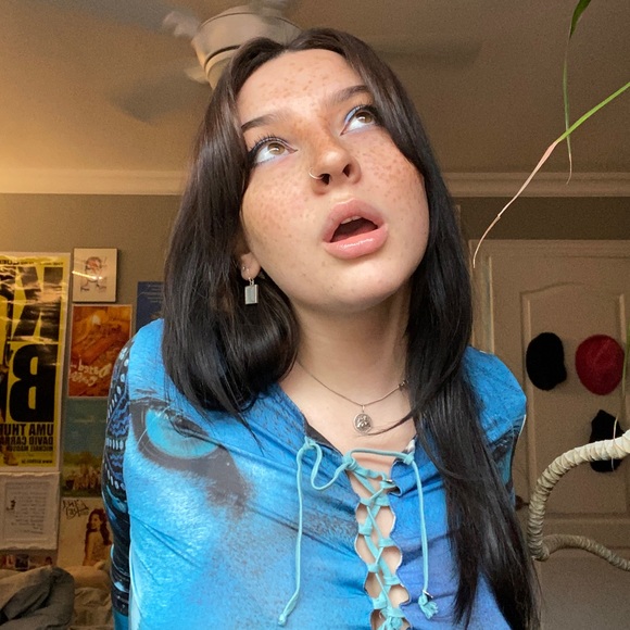 Profile Picture of Lexi Lekoutovich (@lexlekout) on Poshmark