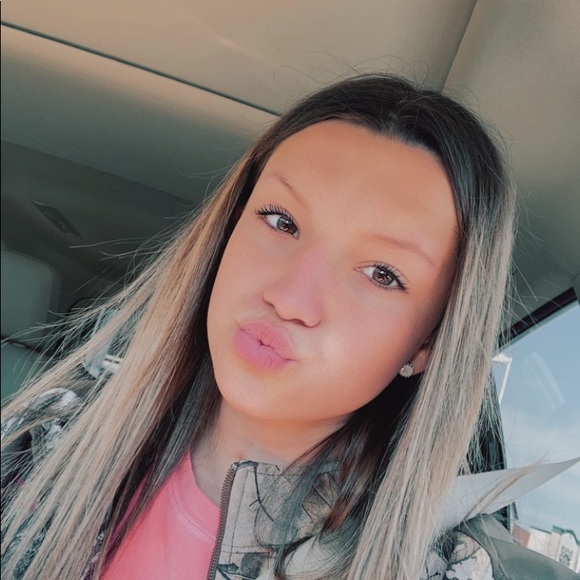 Profile Picture of Emily Ahlers (@eahlers83) on Poshmark