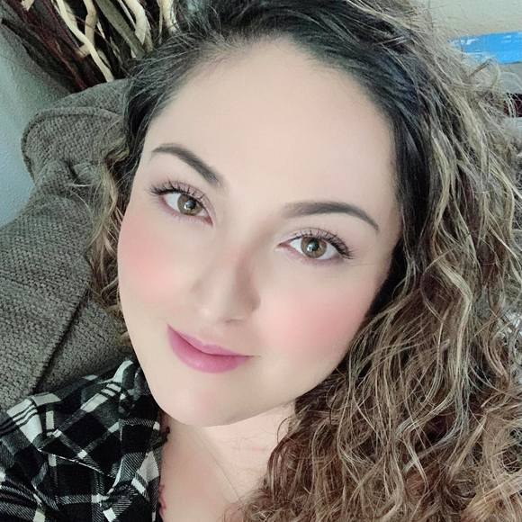 Profile Picture of April Romero (@aromero778) on Poshmark