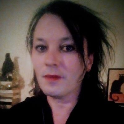 Profile Picture of Julian Thorley (@SplashBlueMusic) on Twitter