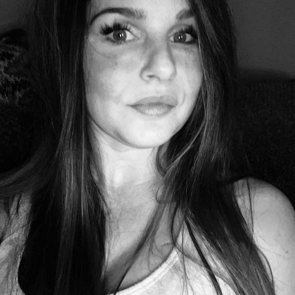 Profile Picture of Kelli Simonton (@kellisimonton) on Poshmark