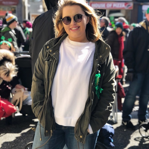 Profile Picture of Melissa Travers (@melissat0831) on Poshmark