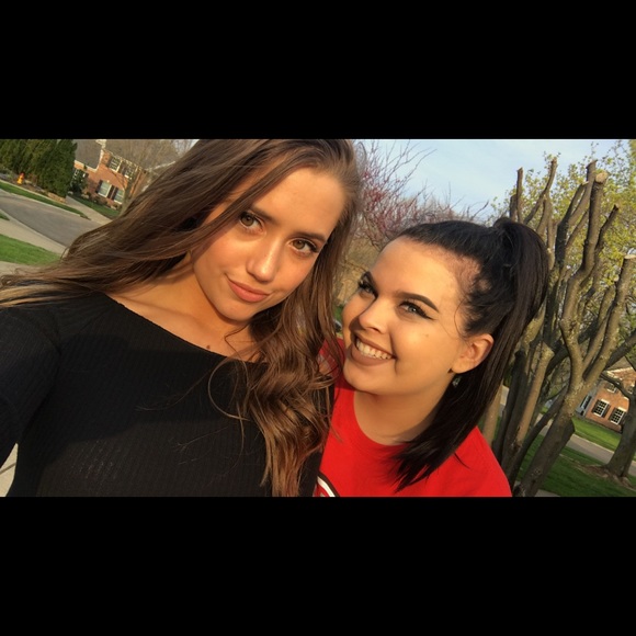 Profile Picture of Julia Genovese (@juliageno14) on Poshmark