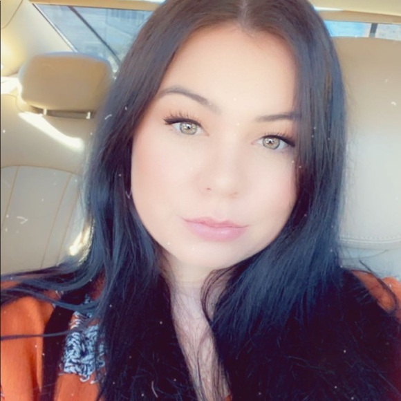 Profile Picture of Emily Bates (@emilybates) on Poshmark