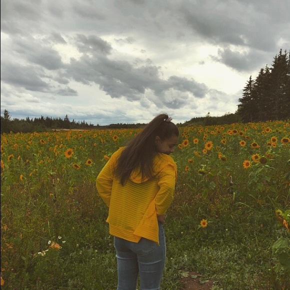 Ashley Simmonds - Poshmark Profile Picture of Ashley Simmonds (@ashleyy_simm_) on Poshmark