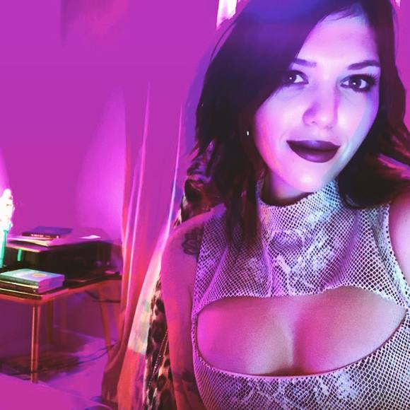 Alyssa Brochert - Poshmark Profile Picture of Alyssa Brochert (@abrochert2) on Poshmark