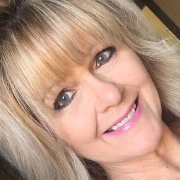 Dee Payne - Poshmark Profile Picture of Dee Payne (@deepayne7) on Poshmark