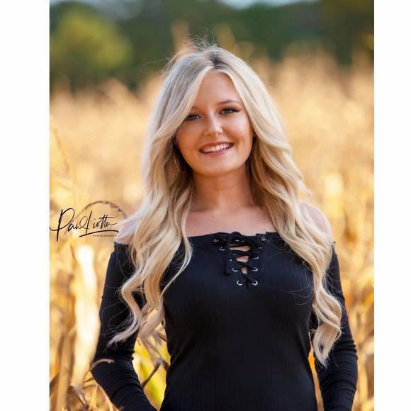 Profile Picture of Allison Hansbury (@ahansbury) on Poshmark