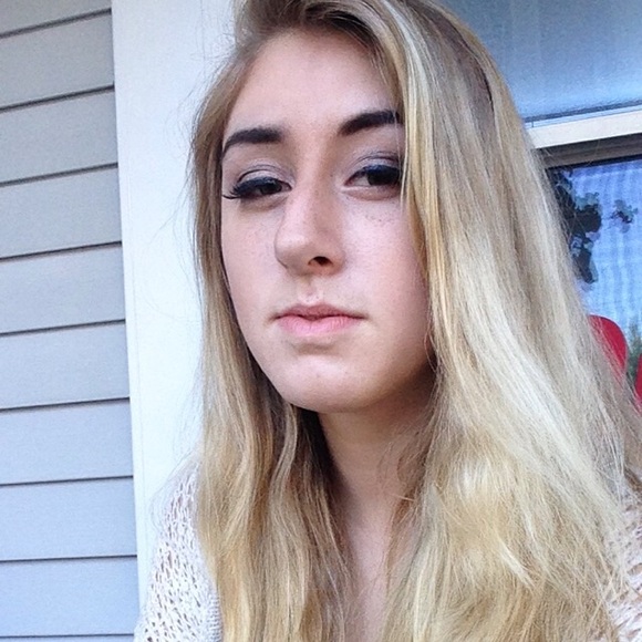 Profile Picture of Taylor Nozzarella (@crystalvision) on Poshmark