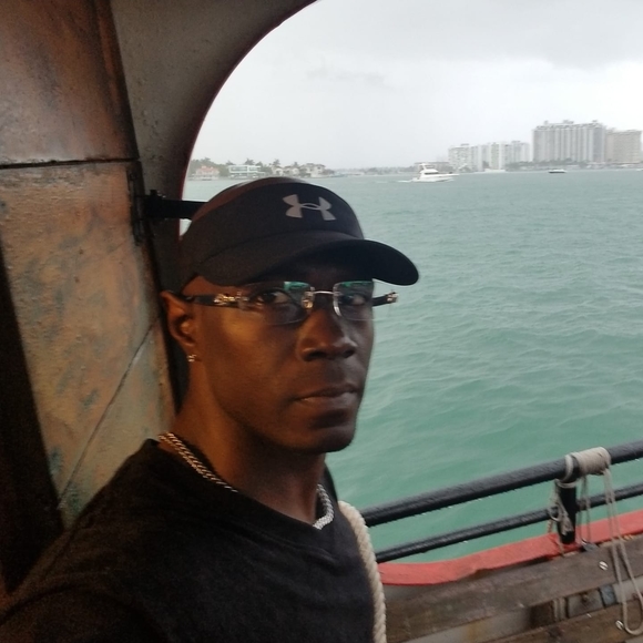 Profile Picture of Rashad Senior (@rashadsenior) on Poshmark