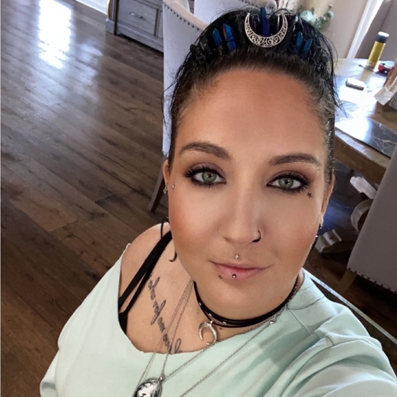 Profile Picture of Hope Cummings (@hopecummings) on Poshmark