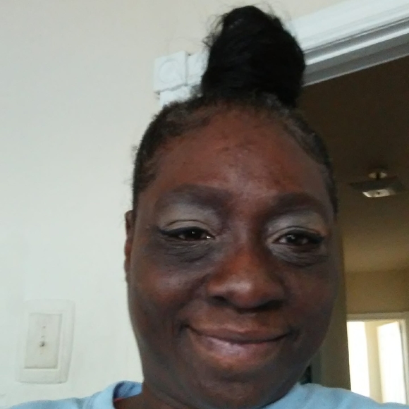 Profile Picture of Minnie Thomas (@m1984) on Poshmark