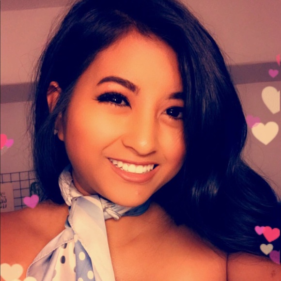 Profile Picture of Mali Dachelet (@dacheletmalis) on Poshmark