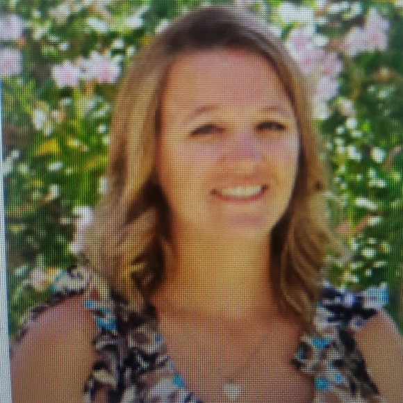 Profile Picture of Amanda Dyer (@a_larae) on Poshmark