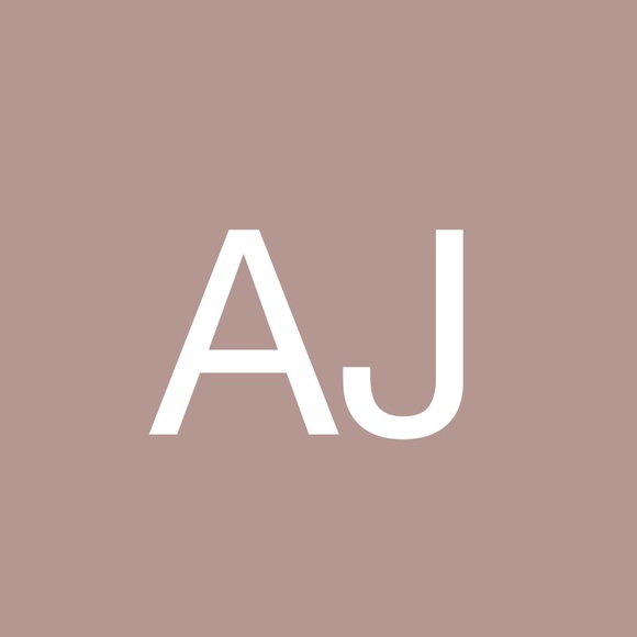 Profile Picture of Angel Jore (@angeljore) on Poshmark