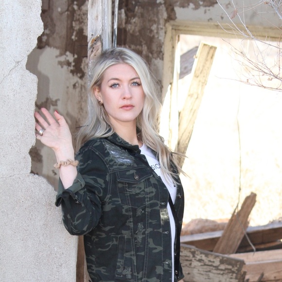 Profile Picture of Erika Myers (@erikamshaw) on Poshmark