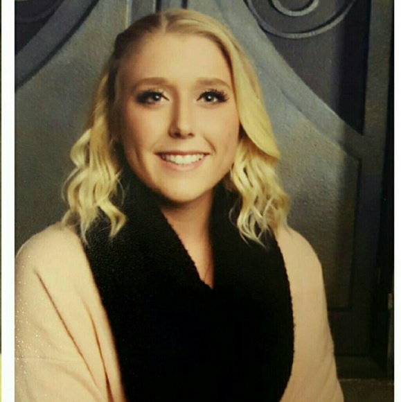 Profile Picture of Carlee Mcmanus (@carleeros3) on Poshmark