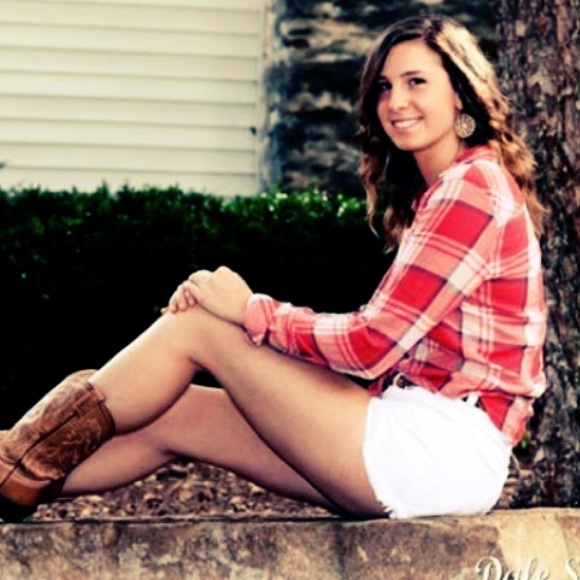 Profile Picture of Lauren Charleville (@laurencville) on Poshmark