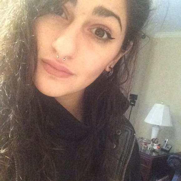 Profile Picture of Stephanie Santilli (@stephhanieeee) on Poshmark