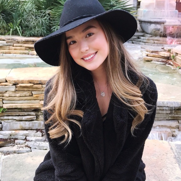 Profile Picture of Allie Werthman (@alliewerthman) on Poshmark